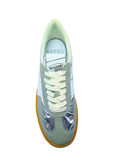 Grauer Wildleder-Sneaker mit metallisch silbernen Akzenten und weißen Details, ausgestattet mit einer strukturierten Sohle und cremefarbenen Schnürsenkeln. Markenlogo auf der Innensohle.