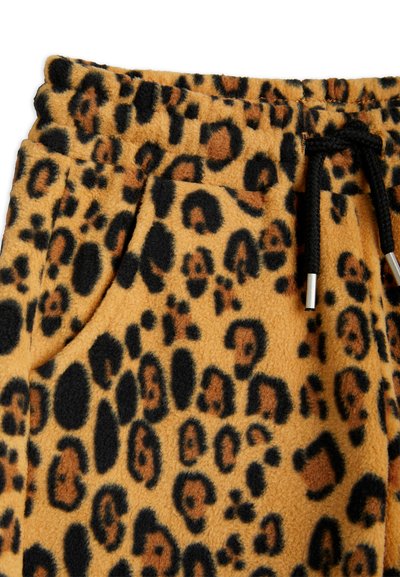Leopardmønstret fleece joggers i brun og sort, med blød tekstur, elastisk talje og sidelommer.