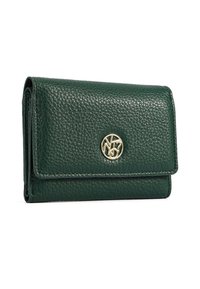 Portafoglio in pelle verde texture con chiusura magnetica e emblema dorato sul davanti. Forma compatta e rettangolare.