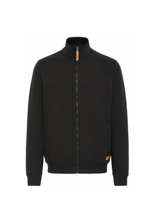 Svart zip-up jacka med hög krage, tillverkad av ett mjukt tyg. Har sidofickor och en liten brun märketikett i nederkanten.