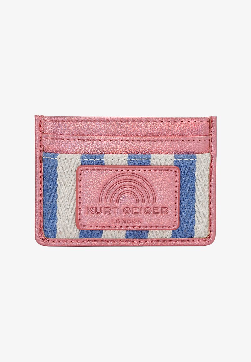 Porte-cartes rose avec une surface texturée, un design rayé en crème et bleu, et un patch embossé avec un motif arc-en-ciel.