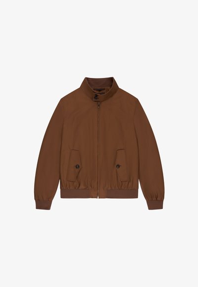 Giacca marrone con zip, colletto alla coreana, tasche con pattina e bottoni, polsini e orlo a coste, distesa su sfondo bianco.