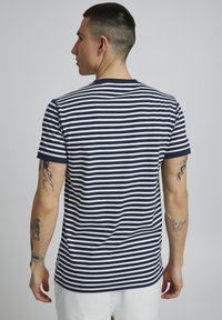 11 Project PRBENNET - Camiseta básica - insignia blue