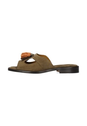 Sandale slide en daim marron avec un petit talon noir et un détail de pompon orange sur le dessus, conception à bout ouvert et côtés découpés.
