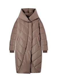 Puchowa kurtka w kolorze brązowym, z wysokim kołnierzem, ukośnym wzorem pikowania i prążkowanymi mankietami. Ma boczne kieszenie i zapięcie z przodu.