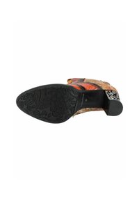 Chaussure en cuir colorée avec une semelle en caoutchouc noire à motif, mettant en avant un accent métallique décoratif et un design floral intricate sur la surface.