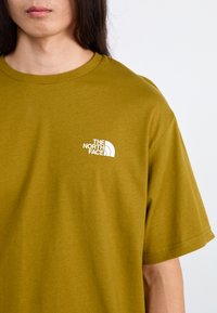 The North Face MENS TEE RELAXED HALF DOME - T-shirt estampada - moss green