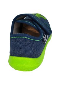Blauwe stoffen schoen met groene accenten, een gestructureerd oppervlak, ronde vorm en een klittenbandsluiting. Beschikt over een felgroene rubberen zool.