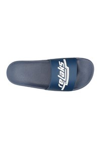 Infradito blu navy realizzati in plastica liscia, con una fascia larga che presenta il marchio "relaks" in bianco e un design del plantare sagomato.