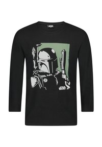 Schwarzes Langarm-T-Shirt mit einem grafischen Design eines charakterisierten Helden mit Waffen, vor einem grünen Hintergrund.