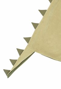 Vihreä ja ruskea peitto, jossa on kolmion muotoisia piikkejä yhden reunan varrella, valmistettu pehmeästä kankaasta, jolla on sileä pinta.