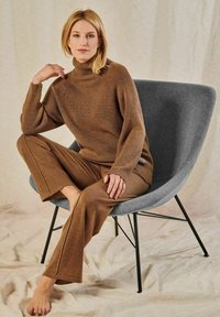 YOU LOOK PERFECT ELISA - MERINO KNIT PANTS WITH PIPING - Pyjama bottoms - cognac