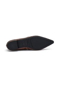 Chaussure en cuir brun avec un dessus texturé, nez pointu et une semelle plate en caoutchouc noir. Comprend un logo embossé sur la semelle intérieure.