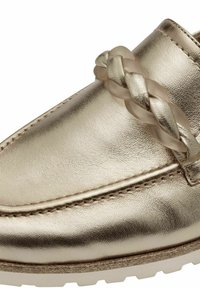 Mocassin doré métallique avec un détail en cuir tressé sur le dessus et une couture visible le long des bords.