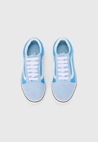 Zapatillas de ante azul con acentos y cordones blancos. Presentan una puntera redondeada y una parte superior texturizada, sobre un fondo blanco simple.