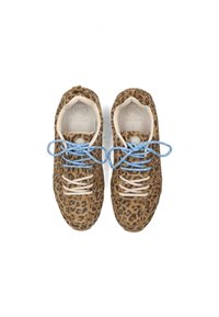 Zapatillas con estampado de leopardo, parte superior de ante beige, cordones azules, superficie texturizada y diseño de puntera redondeada, con un interior acolchado.