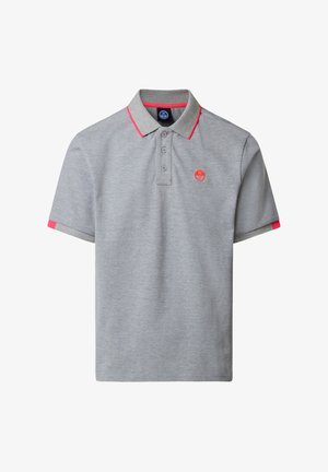 Polo a maniche corte di colore grigio chiaro con tre bottoni, bordo rosso sul colletto e sulle maniche, e piccolo logo circolare rosso sul petto a sinistra.