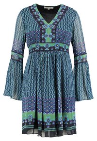 Robe à manches courtes en tissu transparent, avec un décolleté en V, un motif géométrique coloré en bleu, vert et noir, des manches évasées et une jupe froncée.