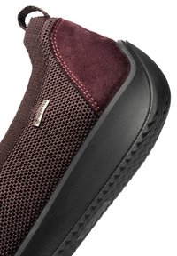 Burgunderfarbene Slipper aus Mesh-Obermaterial mit Wildlederakzenten, ausgestattet mit einer schwarzen Gummisohle und "Gore-Tex"-Branding an der Seite.