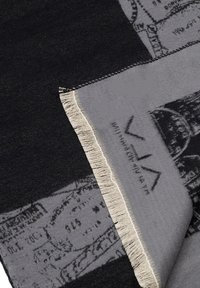 Sciarpa intrecciata nera e grigia con motivo a mappa, bordi sfrangiati e tessuto liscio, con il marchio "VIA" in lettere nere.