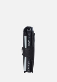 Zwarte leren portemonnee met een drukknoopsluiting, RFID/NFC-bescherming en een compact ontwerp, met zichtbare kaartsleuven en een gestructureerd oppervlak.