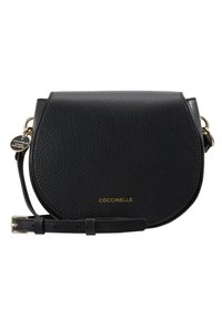 Borsa a tracolla in pelle nera testurizzata con patta curva, tracolla regolabile, fibbia dorata e piccolo medaglione rotondo dorato laterale.