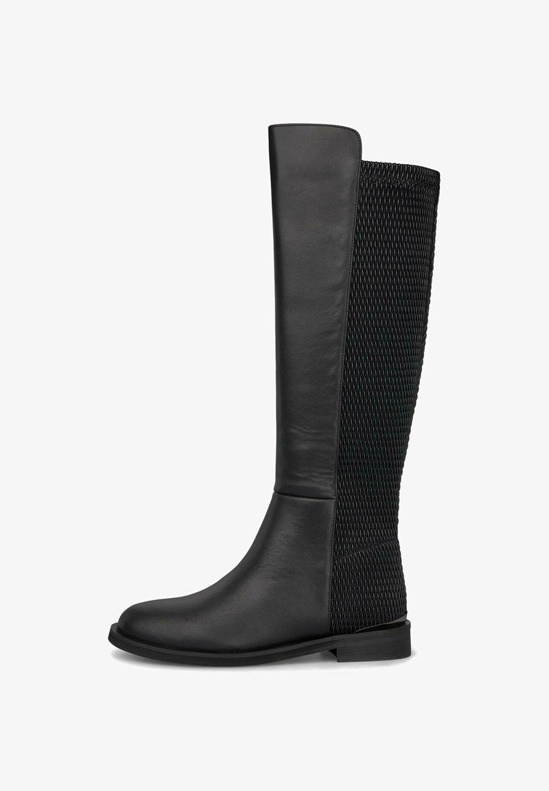 Botas negras hasta la rodilla con un frente de cuero liso y una parte trasera de malla texturizada. Presentan una suela plana y un diseño de punta redondeada.