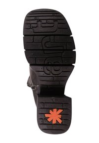 Semelle de botte en caoutchouc noir avec un motif texturé et de profondes rainures. Elle possède un accent rouge en forme d'étoile. Conception durable et flexible.