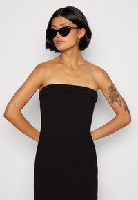 Forever New KENDALL STRAPLESS MINI DRESS - Vestido de malha - black