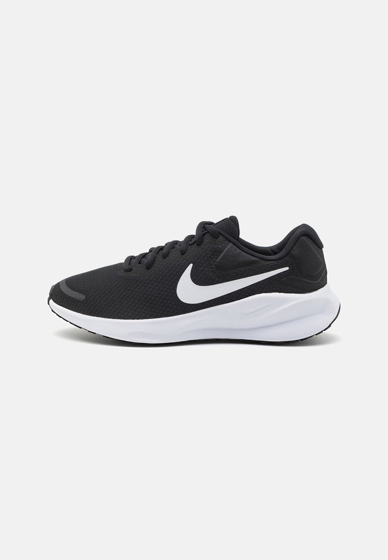 Zapatilla de running negra con parte superior de malla texturizada, logo swoosh blanco, entresuela blanca con amortiguación y suela negra, que presenta cordones tradicionales.