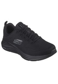 Scarpa sportiva nera con tomaia in tessuto traspirante, punta rinforzata, suola ammortizzata VaporFoam e logo prominente sul lato.