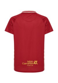 Rode sportshirt met korte mouwen, mesh textuur, witte gestreepte kraag en gouden "Islas Canarias" logo aan de onderzijde van de voorkant.