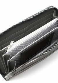 Portafoglio in pelle nera con chiusura a zip, numerosi scomparti e un interno grigio decorato con motivi e testi. Finiture in metallo argentato.