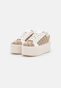 Sneakers con piattaforma con upper in tessuto a motivo beige e marrone, chiusura con lacci bianchi e una suola in gomma solida di colore crema spessa.
