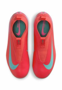 Zapatillas de fútbol rojas brillantes con una textura suave, que cuentan con un logo de Nike en color teal, diseño tipo botín con entrada en el tobillo y forro interior en color turquesa contrastante.