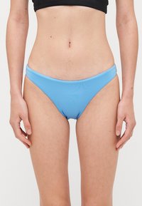 Modré bikiny so spodnou časťou s hladkou, lesklou textúrou. Vyznačujú sa minimalistickým dizajnom a stredným pokrytím, s jemne zvýšeným pásom.