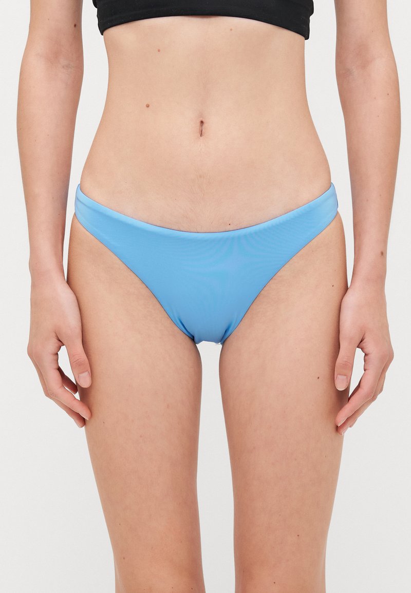 Modré bikiny so spodnou časťou s hladkou, lesklou textúrou. Vyznačujú sa minimalistickým dizajnom a stredným pokrytím, s jemne zvýšeným pásom.