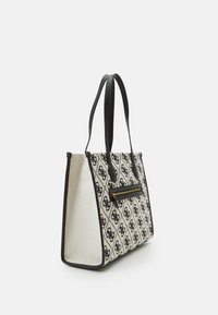 Tote bag met een geometrisch patroon in crème en zwart, een gestructureerde vorm, zwarte leren handvatten en een voorvak met rits.