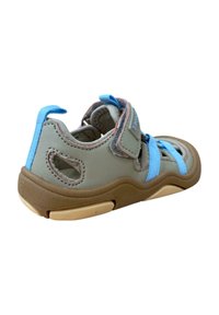 Zapato infantil casual en gris y azul con interior acolchado, correa ajustable, recortes y suela de goma texturizada para mayor tracción.
