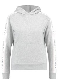 Lichtgrijze hoodie met een voorzak en witte zijstrepen met herhaalde "GANT" tekst op de mouwen.
