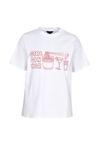 Witte katoenen T-shirt met rode graphics van voedingsmiddelen en de tekst "GIRL DINNER" in speelse typografie. Korte mouwen, ronde halsontwerp.