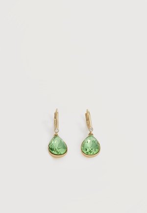 Boucles d’oreilles goutte en or avec des pierres précieuses vertes en forme de larme et de petites pierres claires rondes au-dessus, présentées sur fond blanc.