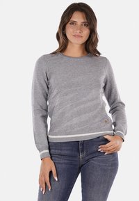 Maglione grigio lavorato a maglia con un motivo diagonale testurizzato, collo rotondo e polsini e orlo a costine. Presenta un piccolo accento con logo.