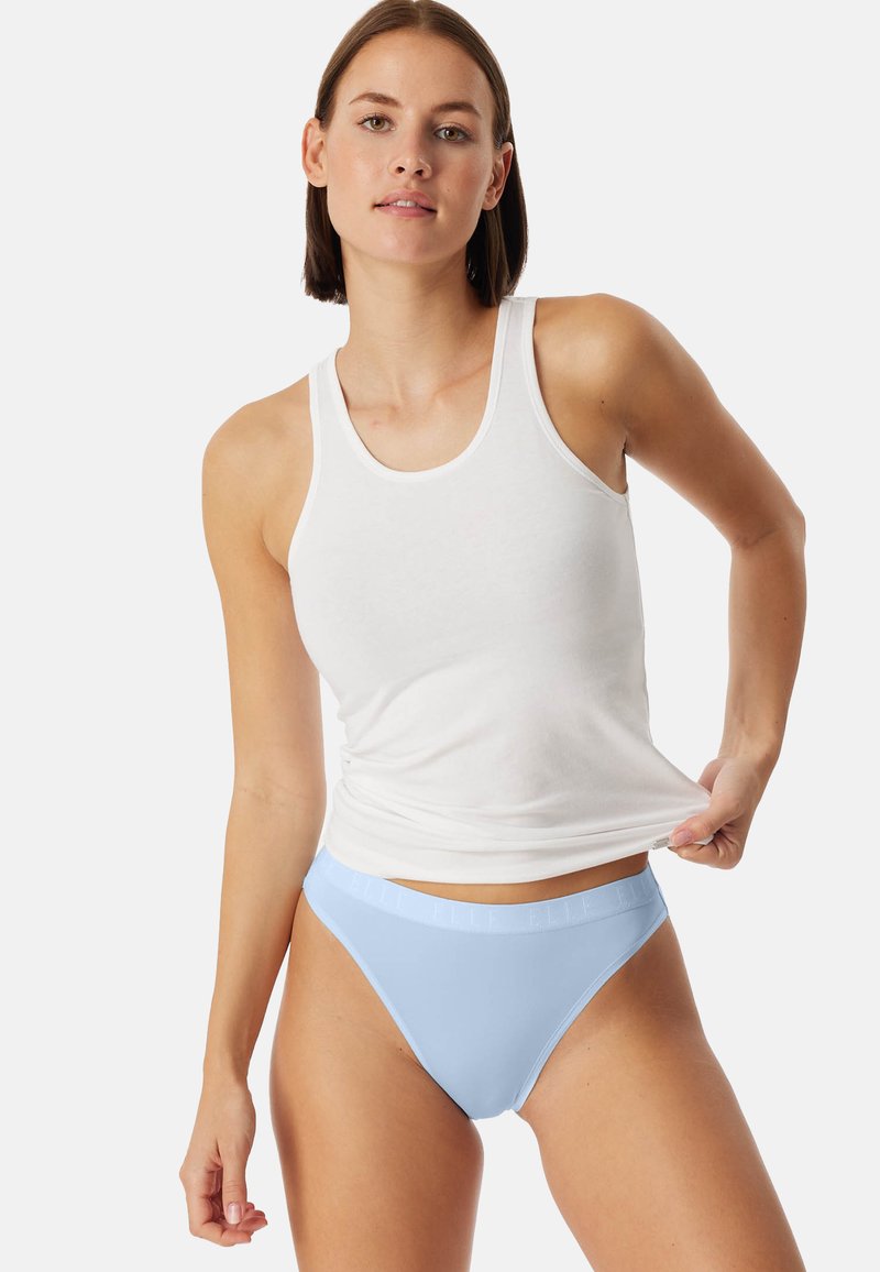 Biały bawełniany top na ramiączkach i jasnoniebieska bielizna z niskim stanem, charakteryzujące się miękką teksturą i elastycznym paskiem z detalem logo.