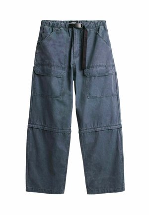 Mørkegrå cargobukser med flere lommer, justerbar talje med sort spænde og lynlåsaftagelige ben for konvertibilitet.