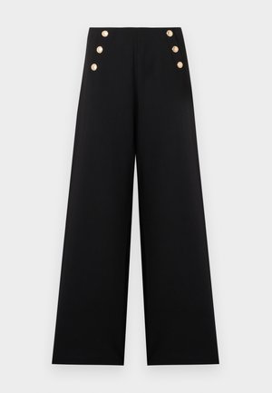 Μαύρο παντελόνι με φαρδιά μπατζάκια, ψηλή μέση και δύο σειρές από τρία χρυσά διακοσμητικά κουμπιά μπροστά.