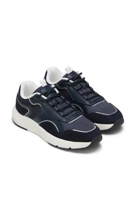 Baskets de sport bleu marine alliant des matériaux en daim et en maille, avec un design texturé, des accents blancs et une semelle extérieure rembourrée.