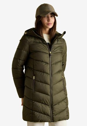 Olivegrüner gepolsterter Mantel mit Reißverschluss vorne, Kapuze und Zickzack-Stickerei. Verfügt über zwei mit Reißverschluss gesicherte Taschen und goldene Hardware-Akzente.