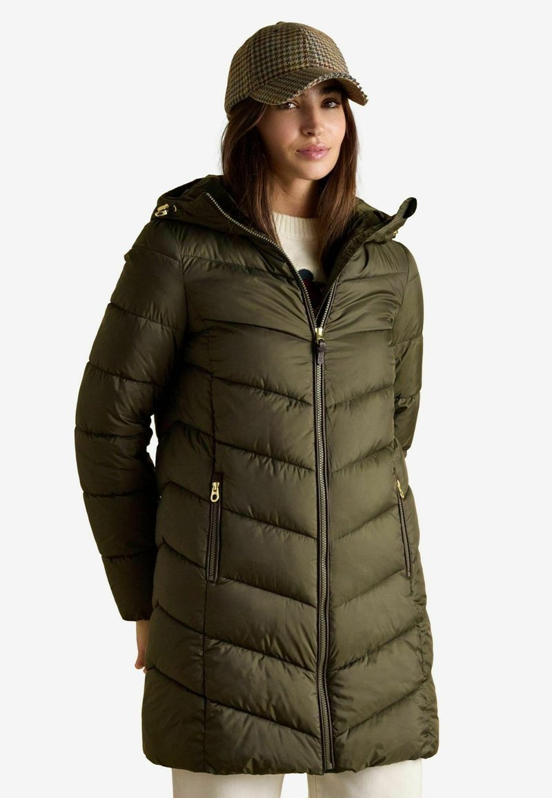 Olivovo zelený prešívaný kabát so zipsom vpredu, kapucňou a chevronovým prešitím. Obsahuje dve vrecká na zips a zlaté kovové detaily.