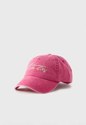 Casquette de baseball rose avec texte cursif brodé blanc « summer in the city » sur le devant, affichée sur un fond clair uni.